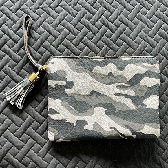 G.I.L.I. Handbags - G.I.L.I. Haloguard RFID Leather Zip Clutch Bag w/ Tassel Grey
Camouflage